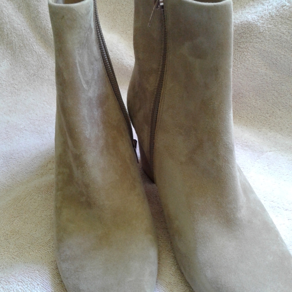 Nice pair of Naturlizer Ankle Boots